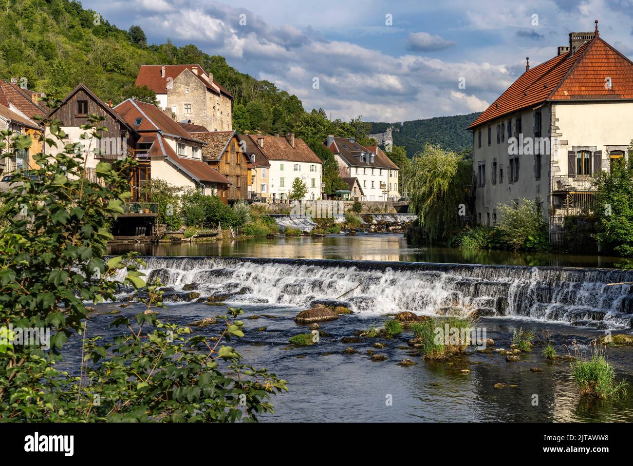 Das Dorf Lods und der Fluss Loue, Bourgogne-Franche-Comté, Frankreich, Europa |   Lods village and the Loue river, Bourgogne-Franche-Comté, France, Eu Stock Photo