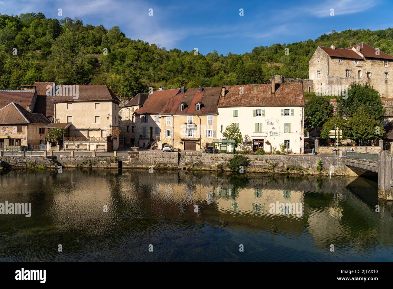 Das Dorf Lods und der Fluss Loue, Bourgogne-Franche-Comté, Frankreich, Europa |   Lods village and the Loue river, Bourgogne-Franche-Comté, France, Eu Stock Photo