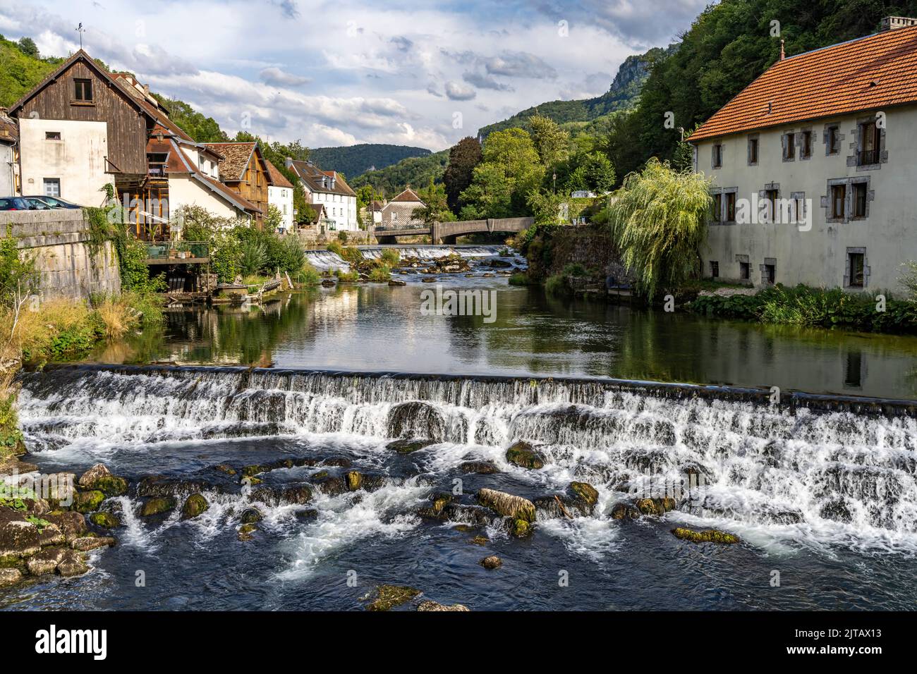 Das Dorf Lods und der Fluss Loue, Bourgogne-Franche-Comté, Frankreich, Europa |   Lods village and the Loue river, Bourgogne-Franche-Comté, France, Eu Stock Photo