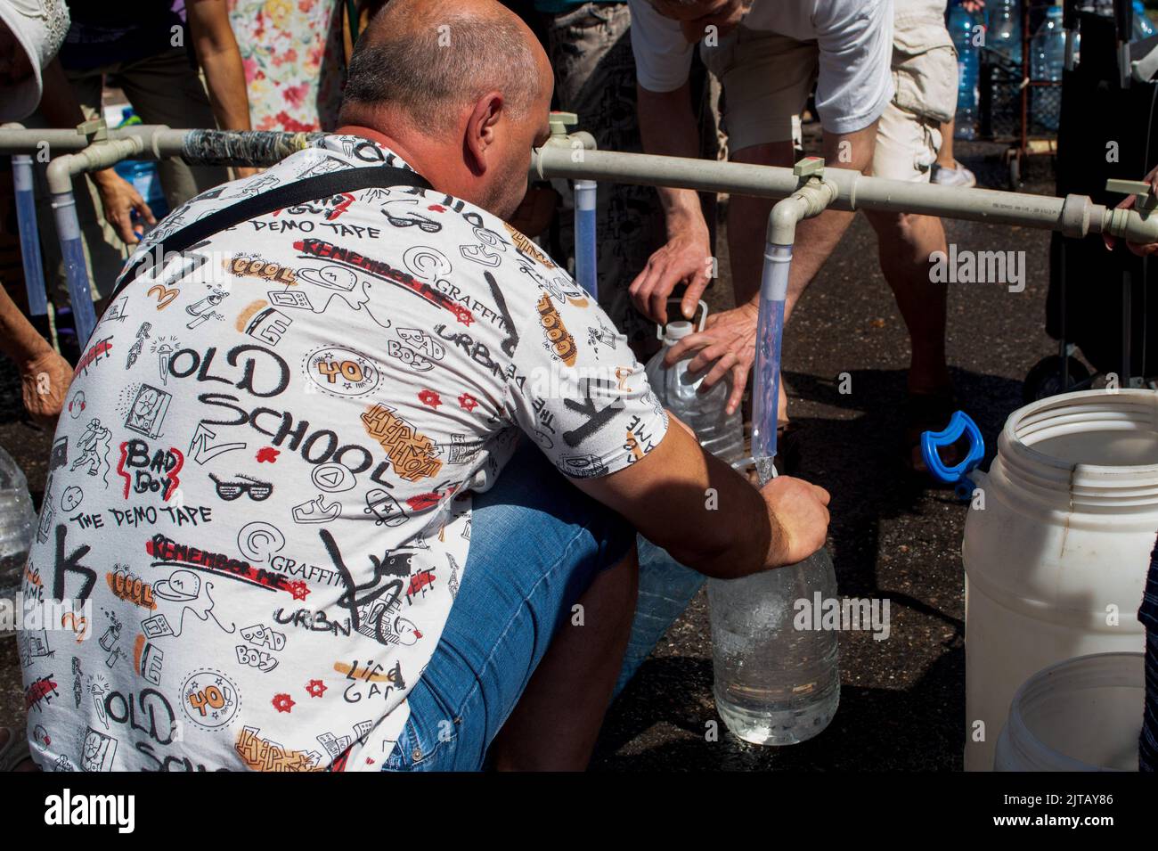 Mykolaiv, Ukraine. 29th Aug, 2022. Resident of Mykolaiv collecting drinking water at the collection point due to the water cut in the city. In Mykolaiv on 29 August the Ukranian government cut off the water supply. Residents belive that this is due to Russian missile attacks. Credit: SOPA Images Limited/Alamy Live News Stock Photo