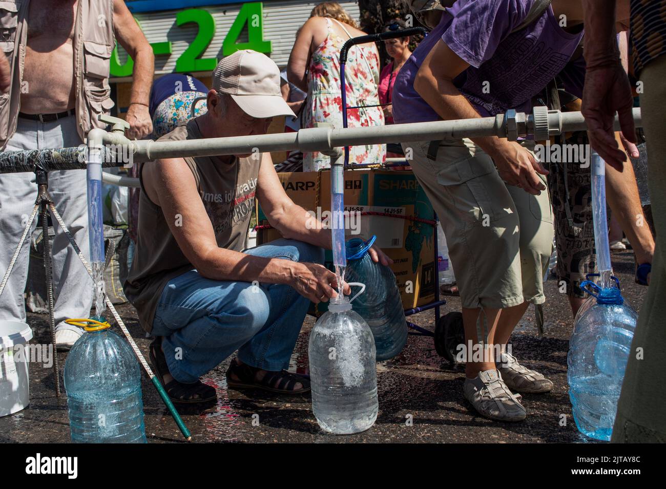 Mykolaiv, Ukraine. 29th Aug, 2022. Resident of Mykolaiv collecting drinking water at the collection point due to the water cut in the city. In Mykolaiv on 29 August the Ukranian government cut off the water supply. Residents belive that this is due to Russian missile attacks. Credit: SOPA Images Limited/Alamy Live News Stock Photo