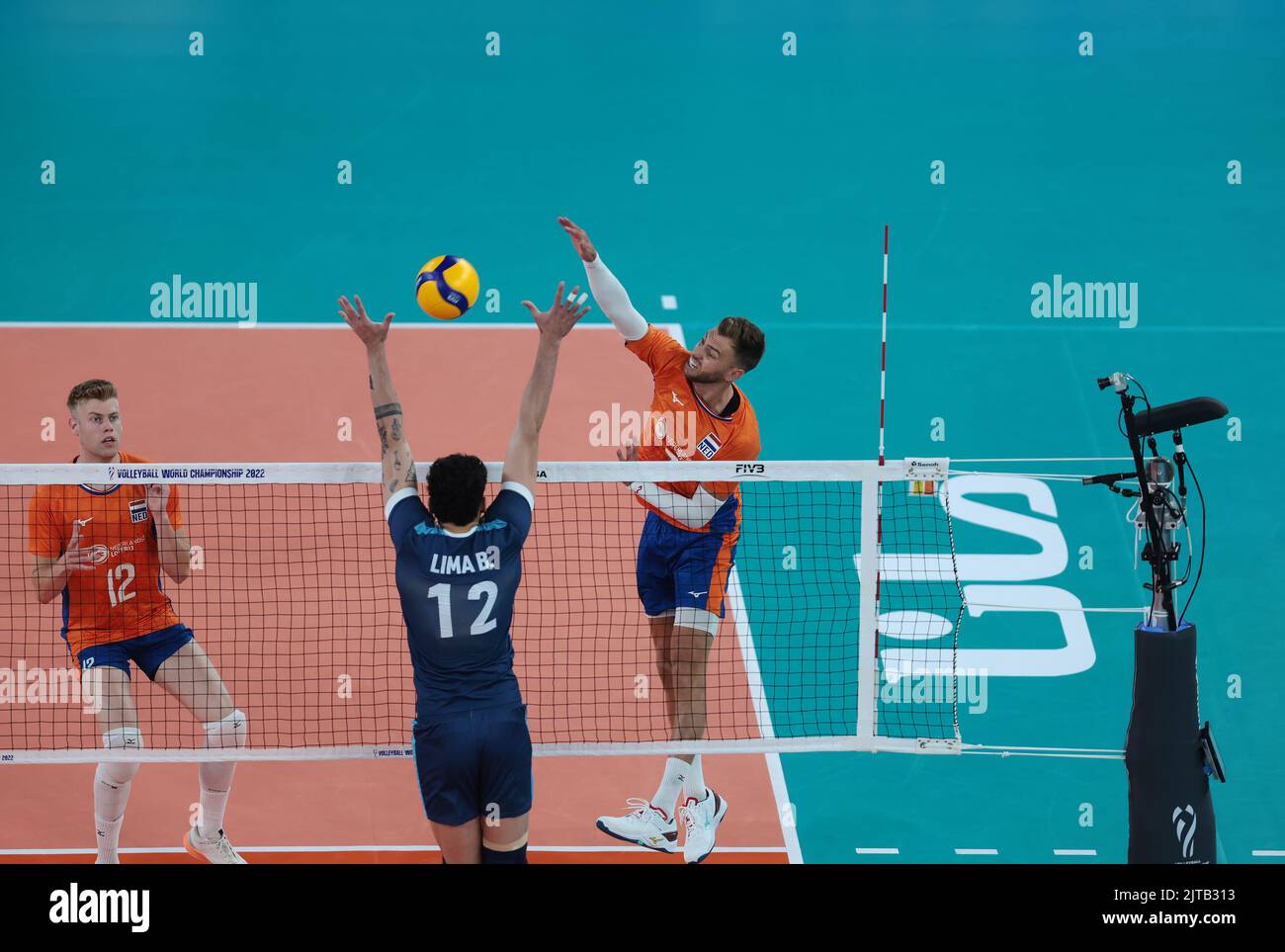 LJUBLJANA, SLOVENIA - AUGUST 29: Bennie Junior Tuinstra of the Netherlands and Bruno Lima of Argentina in action during the FIVB Volleyball Men's World Championship - Pool F - Preliminary Phase match between Netherlands and Argentina at the Arena Stozice on August 29, 2022 in Ljubljana, Slovenia (Photo by Borut Zivulovic/BSR Agency) Stock Photo