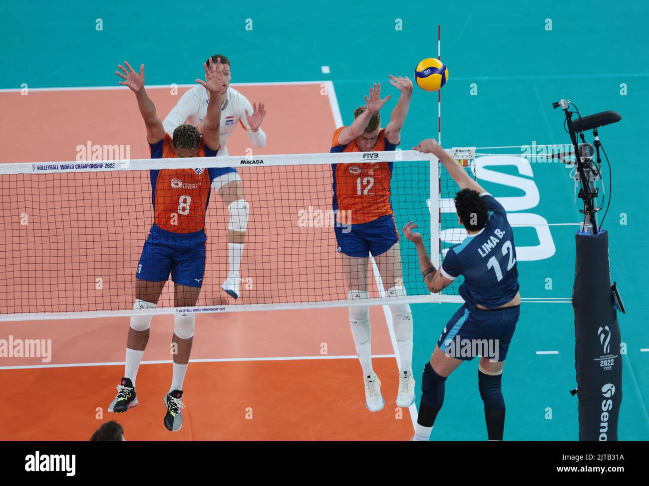 LJUBLJANA, SLOVENIA - AUGUST 29: Bennie Junior Tuinstra of the Netherlands and Bruno Lima of Argentina in action during the FIVB Volleyball Men's World Championship - Pool F - Preliminary Phase match between Netherlands and Argentina at the Arena Stozice on August 29, 2022 in Ljubljana, Slovenia (Photo by Borut Zivulovic/BSR Agency) Stock Photo
