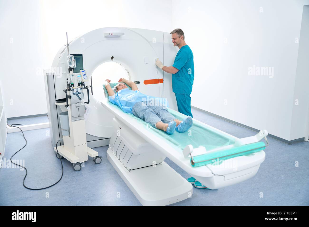 Doctor and woman patient during CT scan Stock Photo Alamy