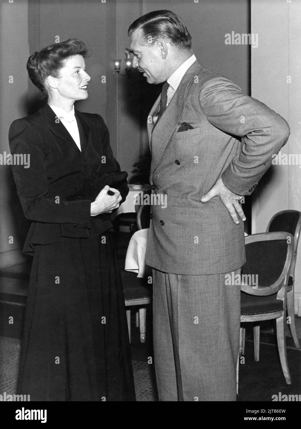 KATHARINE HEPBURN and CLARK GABLE candid in London, England in 1952 Stock Photo