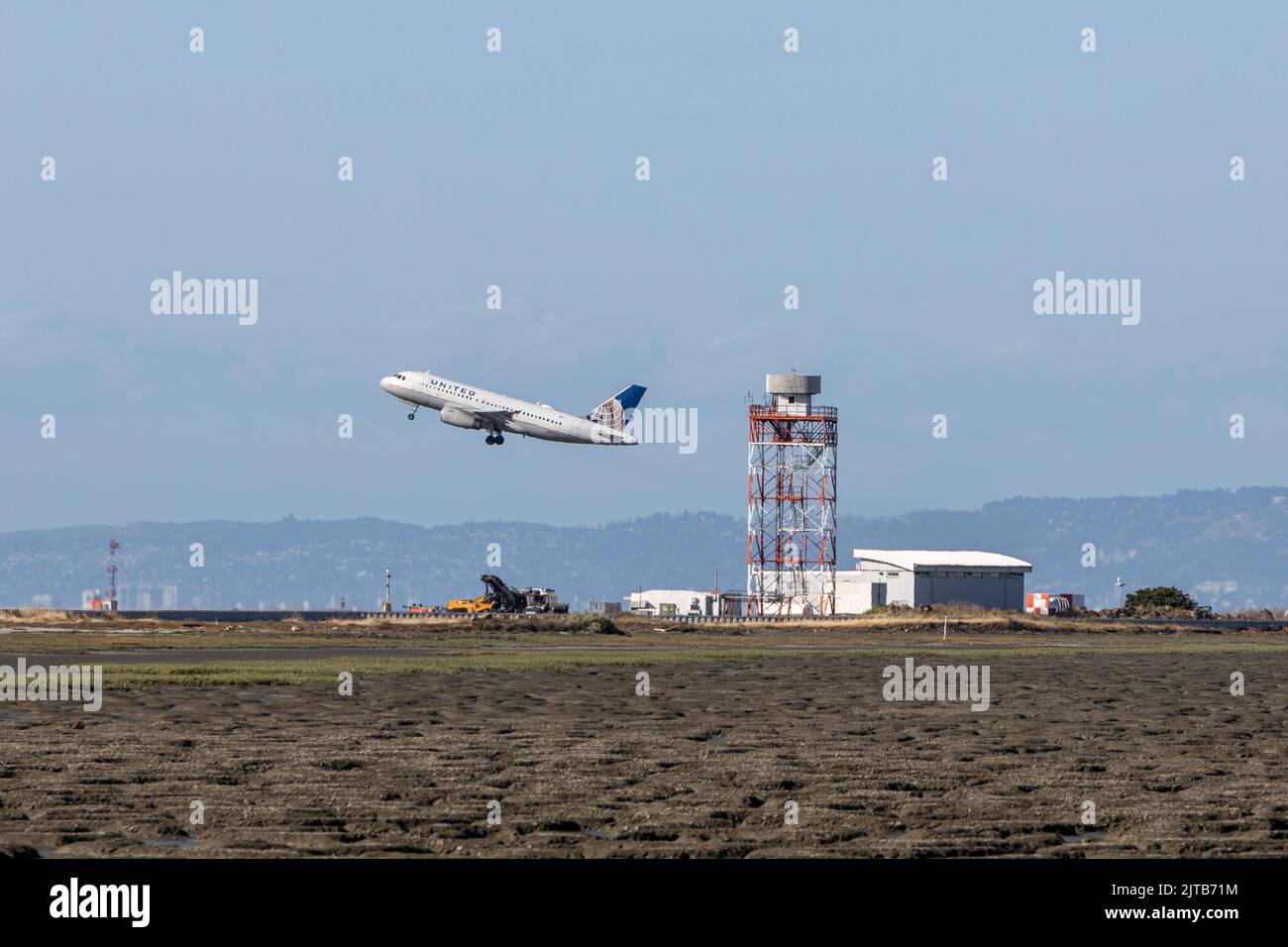 A United State airlines flight takes off over the airport in San Francisco Stock Photo