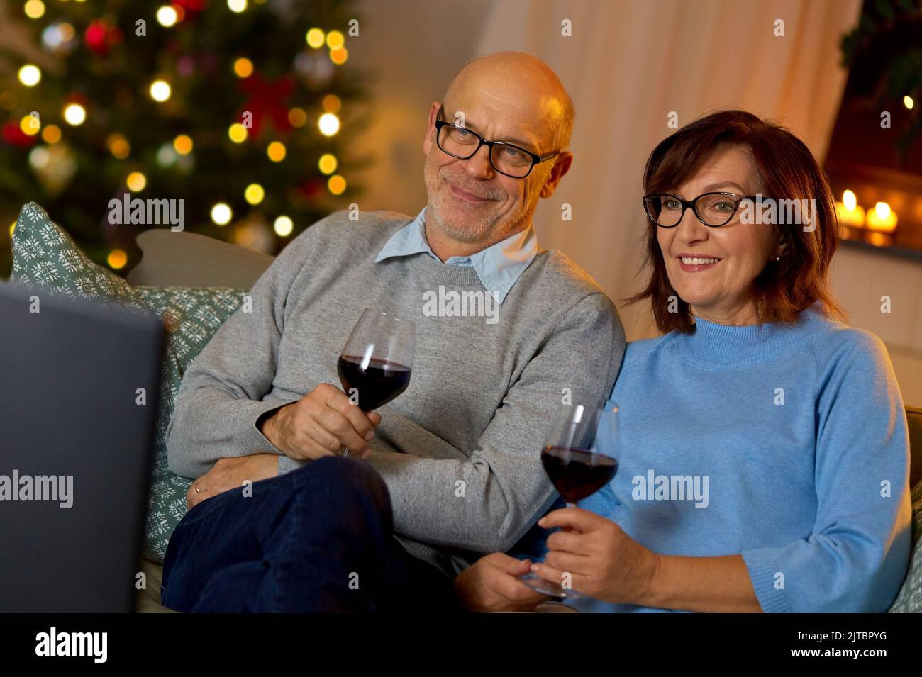 Man watches tv drinks drink hi-res stock photography and images - Alamy