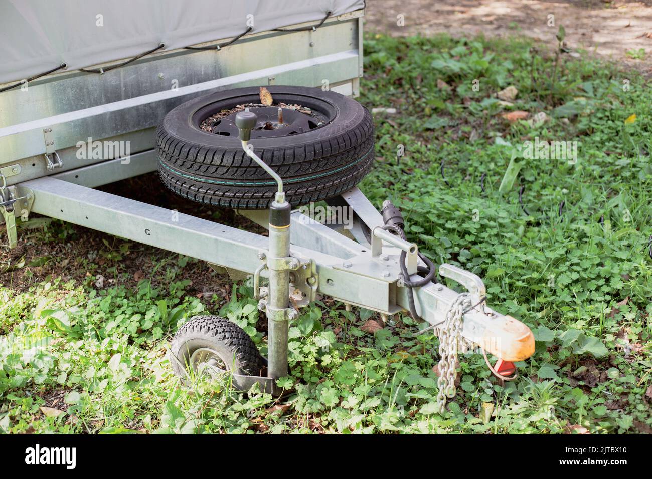 Tow hitch drawbar with spare wheel. Device for coupling a car and a