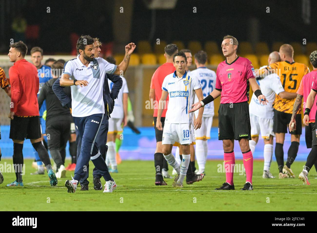 28 de agosto de 2022, Benevento, Italia: L'allenatore del Frosinone Calcio  Fabio Grosso hablando con el árbitro Luca Pairetto durante el partido de  Fútbol Italiano Serie B 2022/2023 entre Benevento vs Frosinone