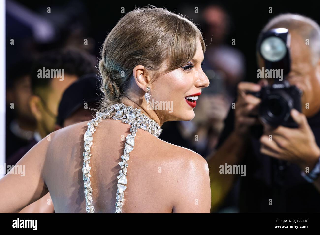 Newark, United States. 29th Aug, 2022. NEWARK, NEW JERSEY, USA - AUGUST 28: Taylor Swift wearing an Oscar de la Renta dress, Christian Louboutin shoes, and Lorraine Schwartz jewelry arrives at the 2022 MTV Video Music Awards held at the Prudential Center on August 28, 2022 in Newark, New Jersey, United States. (Photo by Xavier Collin/Image Press Agency) Credit: Image Press Agency/Alamy Live News Stock Photo