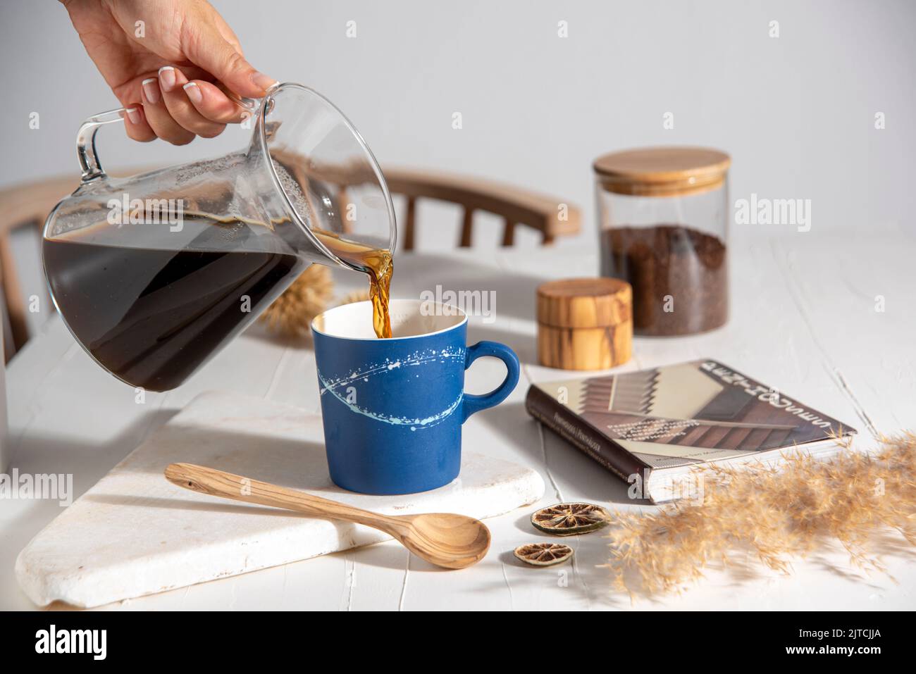 Pouring coffee paper cup hi-res stock photography and images - Alamy
