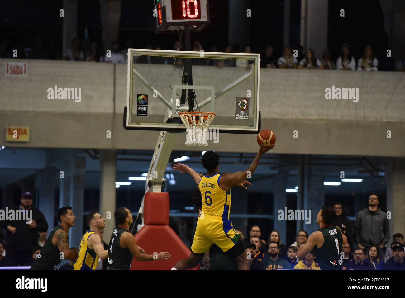 JARAGUÁ DO SUL, SC - 29.08.2022: BRASIL X MÉXICO ELIMINAT'RIAS COPA MUNDO - Brazil and Mexico face each other at Arena Jaraguá, for the qualifiers for the Basketball World Cup in 2023. After the defeat to Puerto Rico last week, the Brazilian team tries to recover at home, Brazil is in the second position of the group, led by the United States. (Photo: Fábio Monteiro/Fotoarena) Stock Photo