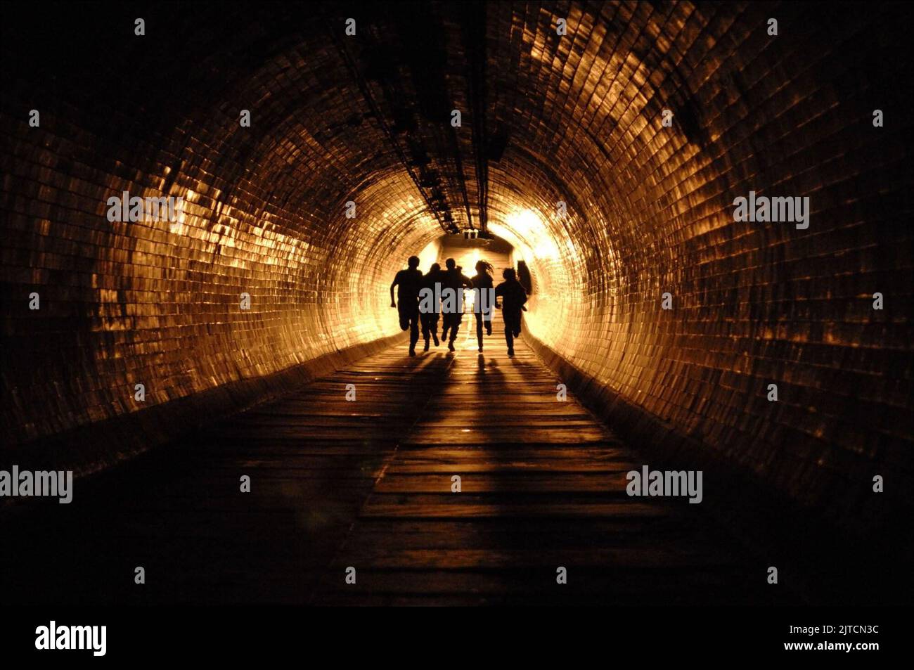 GROUP RUN THROUGH TUNNEL, 28 WEEKS LATER, 2007 Stock Photo