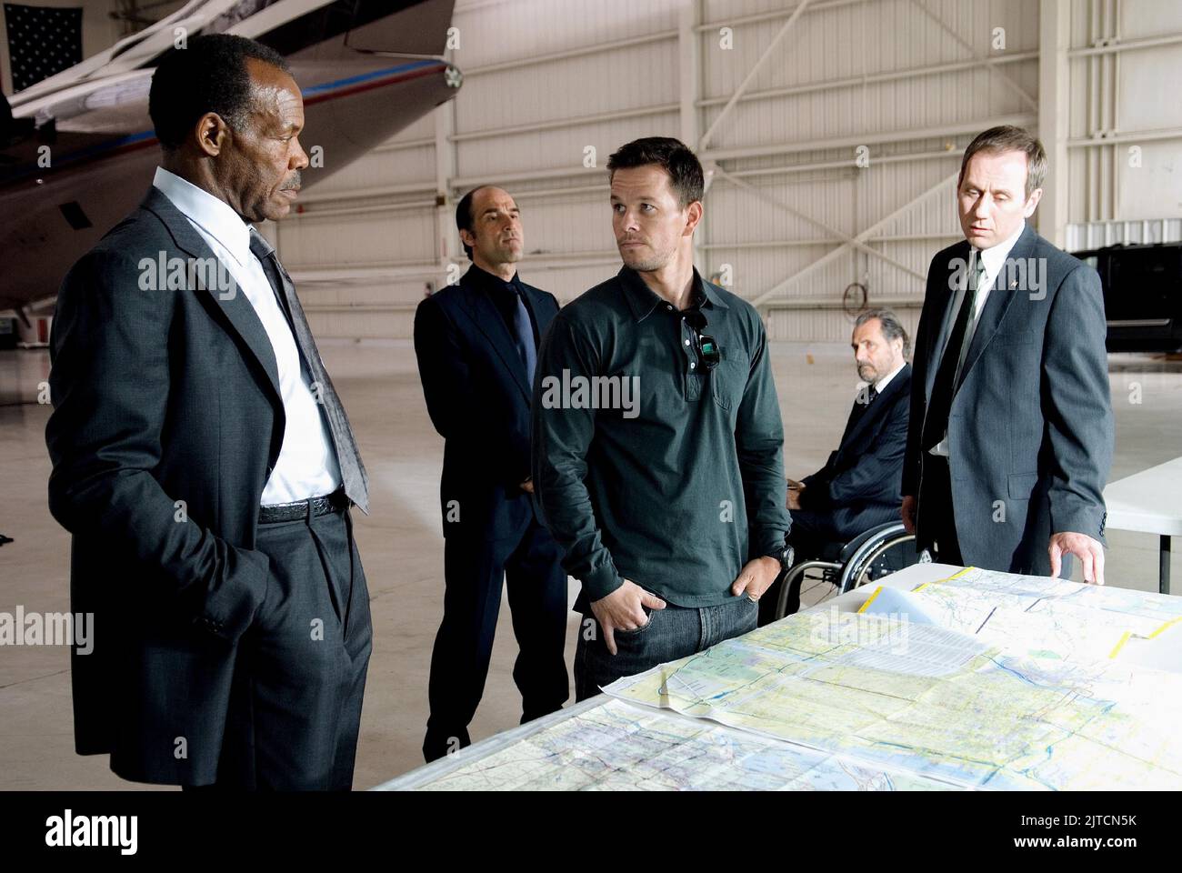 DANNY GLOVER, ELIAS KOTEAS, MARK WAHLBERG, RADE SERBEDZIJA, JONATHAN WALKER, SHOOTER, 2007 Stock Photo