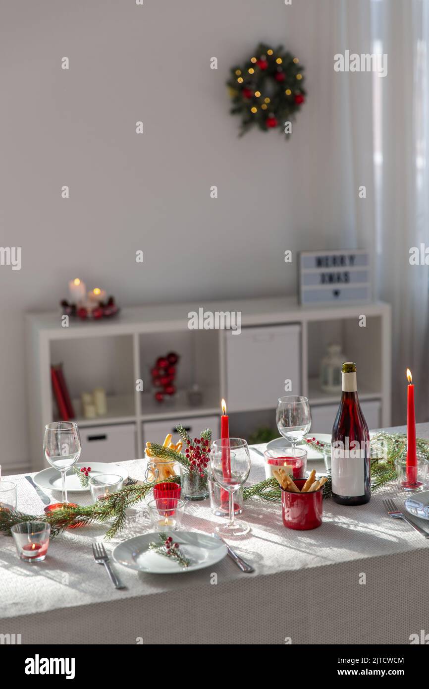 christmas dinner party table serving at home Stock Photo Alamy
