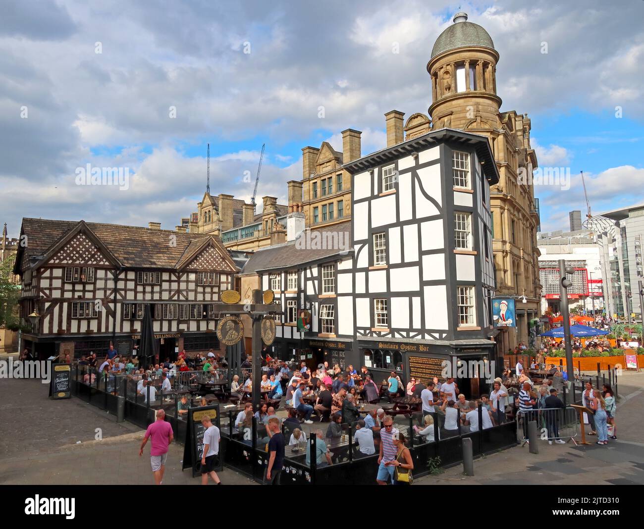 Historic Old Wellington and Sinclairs Oyster Bar , Shambles square, Manchester, 2 Cathedral Gates, Manchester M3 1SW Stock Photo