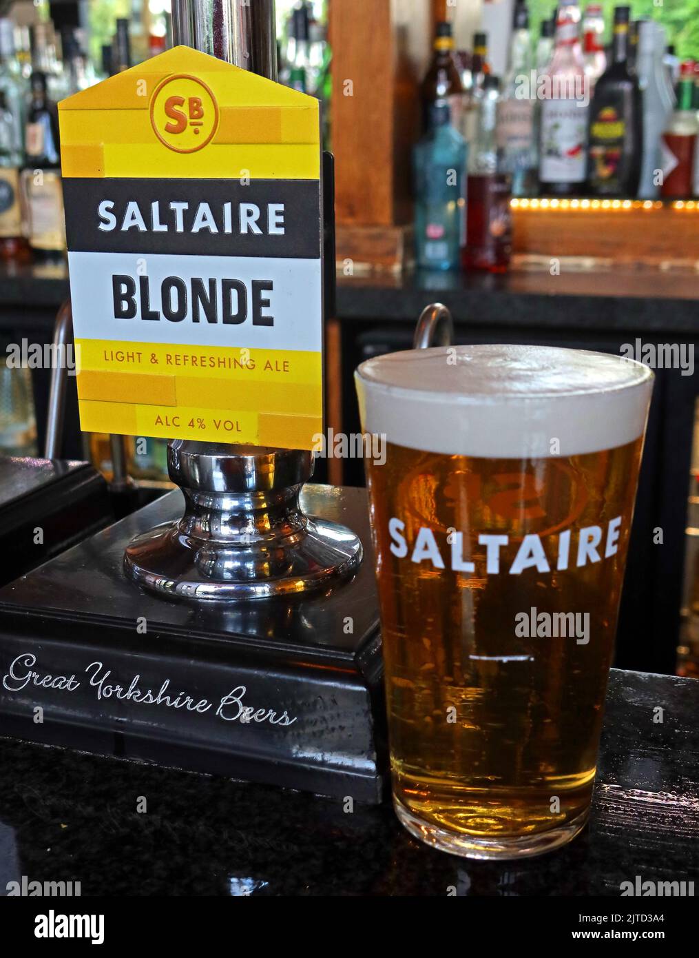 A pint of Sailtaire Brewery, Saltaire Blond real ale, from Unit 7, County Workshops, Dockfield Rd, Shipley, West Yorkshire, England, UK,  BD17 7AR Stock Photo
