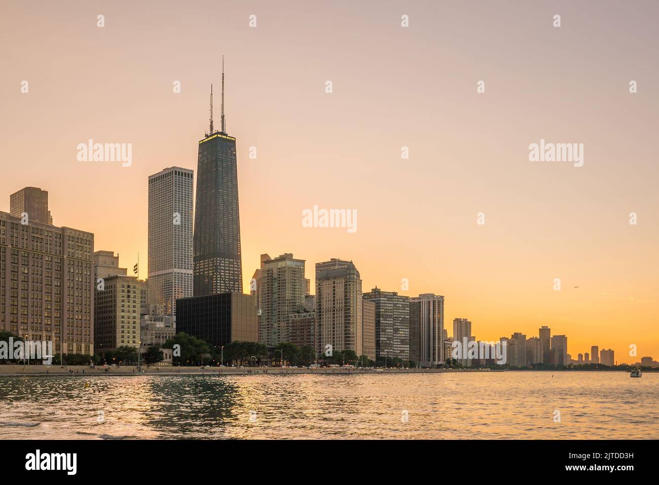 View of Chicago downtown skyline at sunset Stock Photo - Alamy