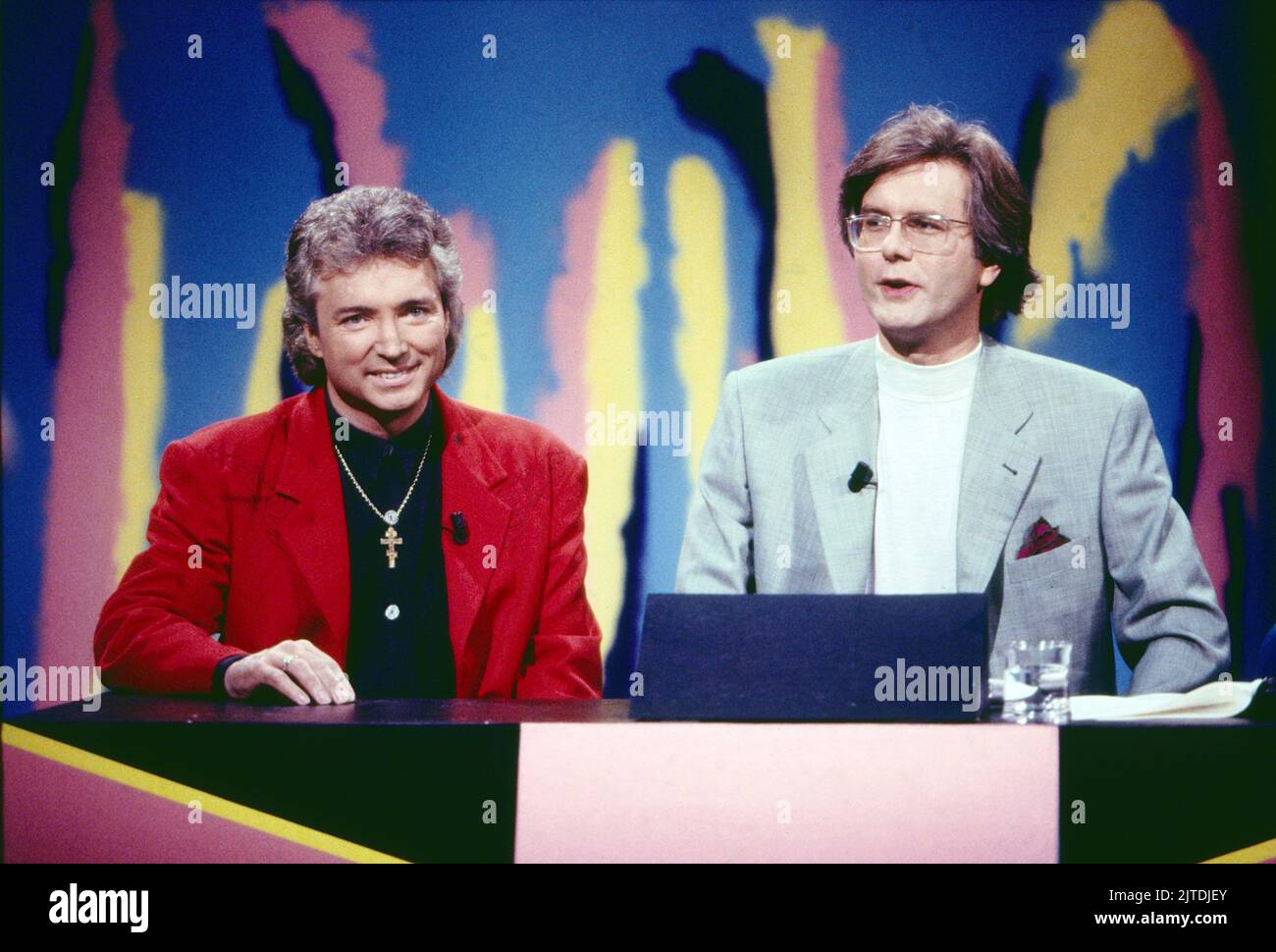 Psst, WDR Spielshow und Comedy, Deutschland, 1990, als prominenter Kandidat: Peter Orloff mit Moderator Harald Schmidt. Psst, TV comedy and game show, Germany, 1990, as prominent candidate: Peter Orloff with moderator Harald Schmidt Stock Photo