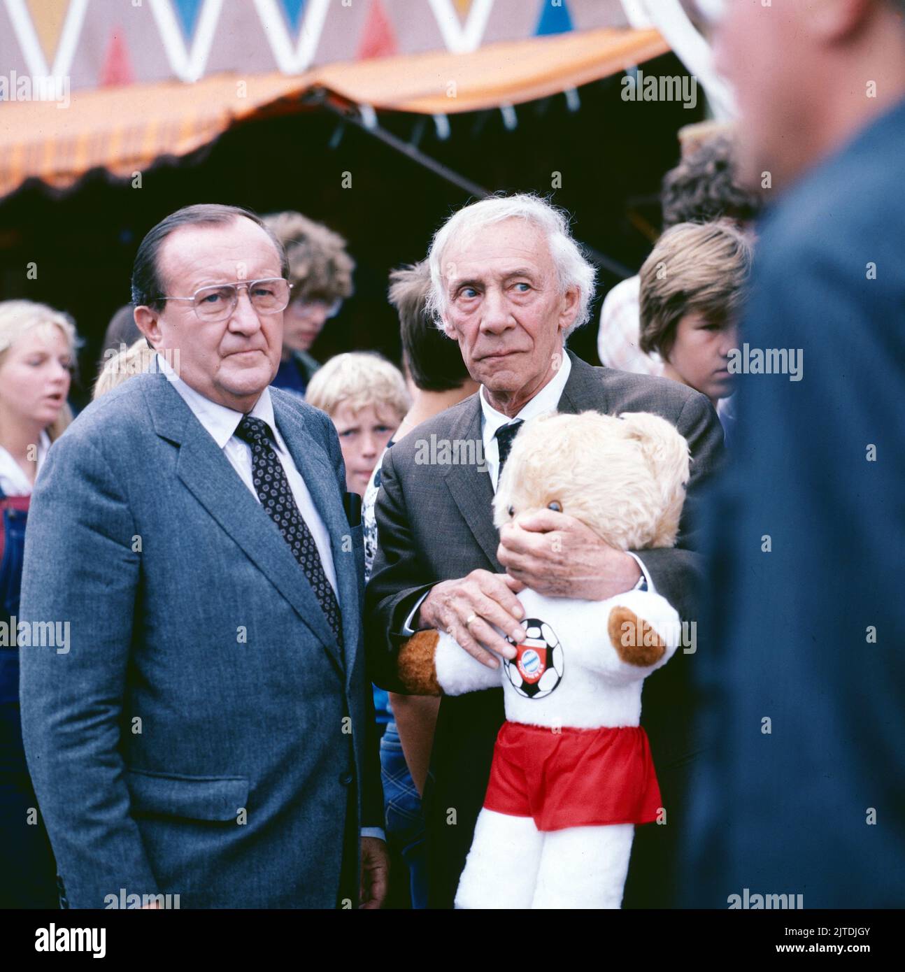 Der Alte, ZDF Krimi-Serie, Deutschland, 1979, Folge: Die Lüge, Szene: Siegfried Lowitz als Kommissar Köster und Rudolf Platte als Herr Kampka auf dem Münchner Oktoberfest. Der Alte, TV crime series, Germany, 1979, episode: Luege, scene: Siegfried Lowitz and Rudolf Platte at the Munich Oktoberfest Stock Photo