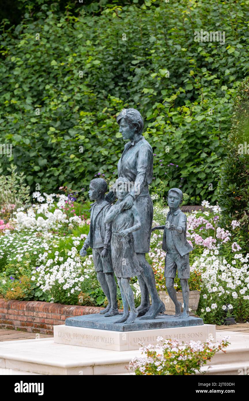 Princess Diana Statue, Kensington Gardens, London Stock Photo Alamy