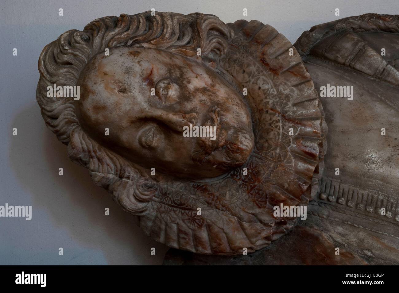 Head and shoulders detail, with a fine lace neck ruff, of Elizabethan and Jacobean gentleman, John Wheately (died 1616), who gave money for a ship to fight the 1588 Spanish Armada.  Close detail of alabaster effigy on table tomb in the nave of the early-13th century Parish Church of St Nicolas at Pevensey, East Sussex, England, UK. Stock Photo