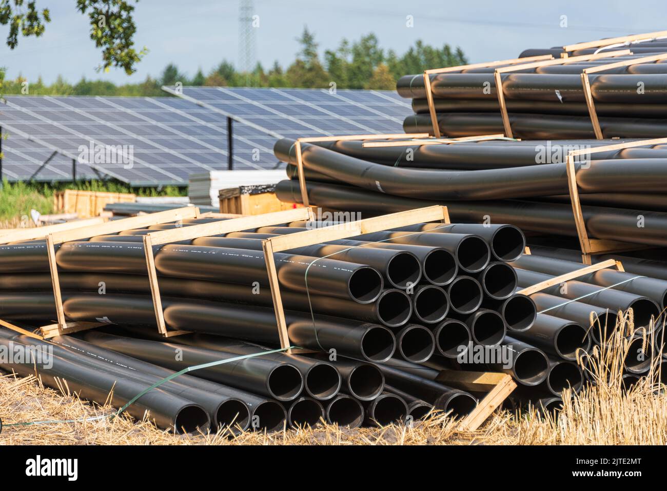 Baumateriallagerung auf einer Großbaustelle für grünen Solarstrom auf einer Baustelle in Schleswig-Holstein Stock Photo