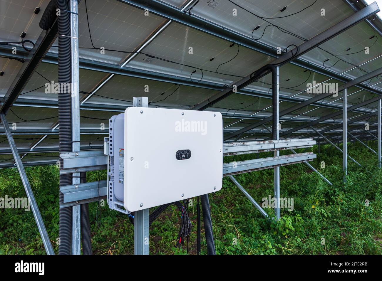 Rückseite einer Fotovoltaikanlage mit Verteiler und Elektrokabeln Stock Photo