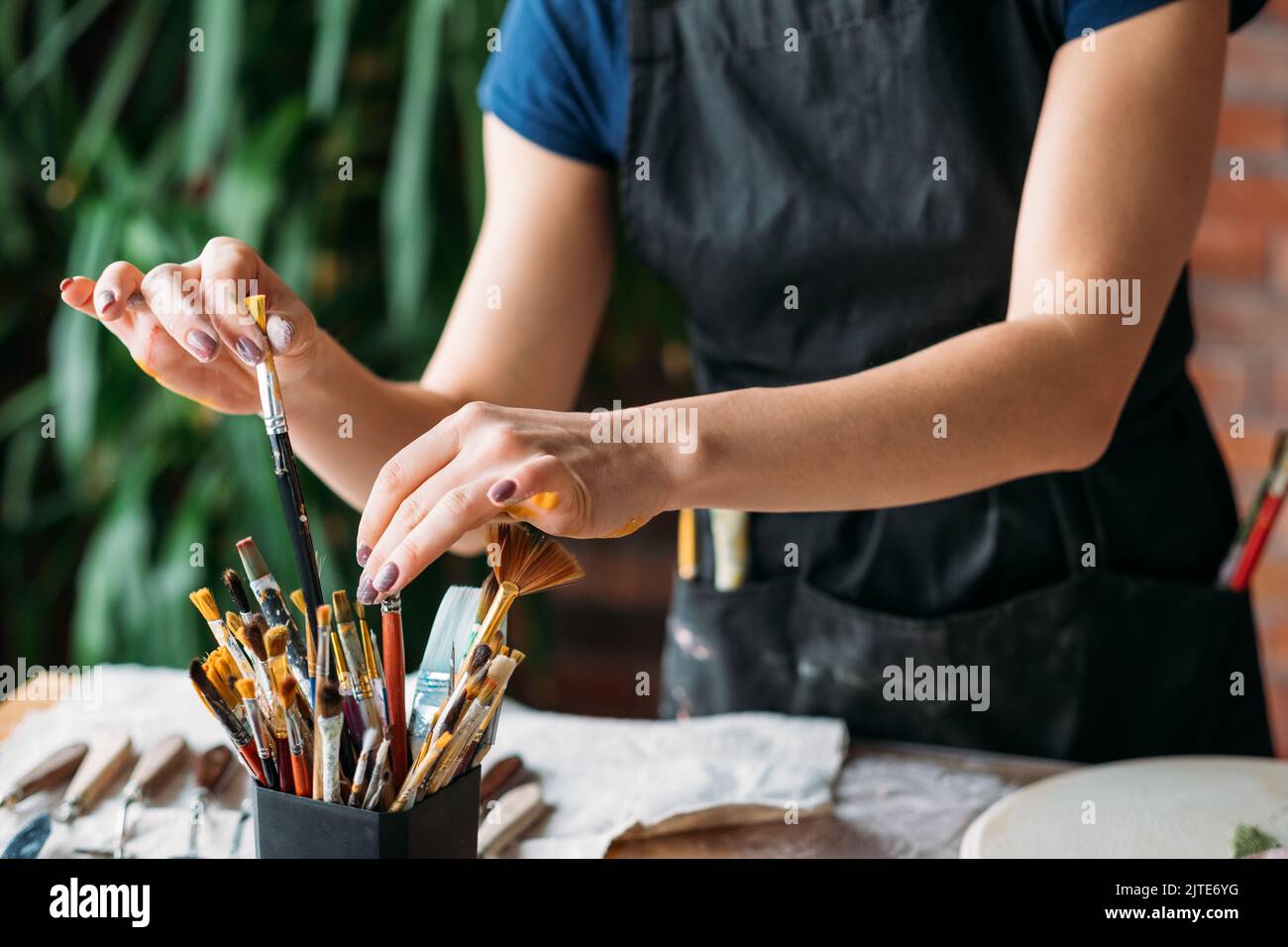 Artist supplies hi-res stock photography and images - Alamy