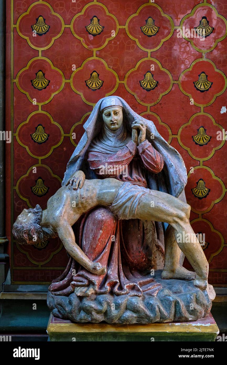France, Cher (18), Bourges, Jaques Coeur Palace, the chapel, pieta and Coeur family's symbol St Jacques shell Stock Photo