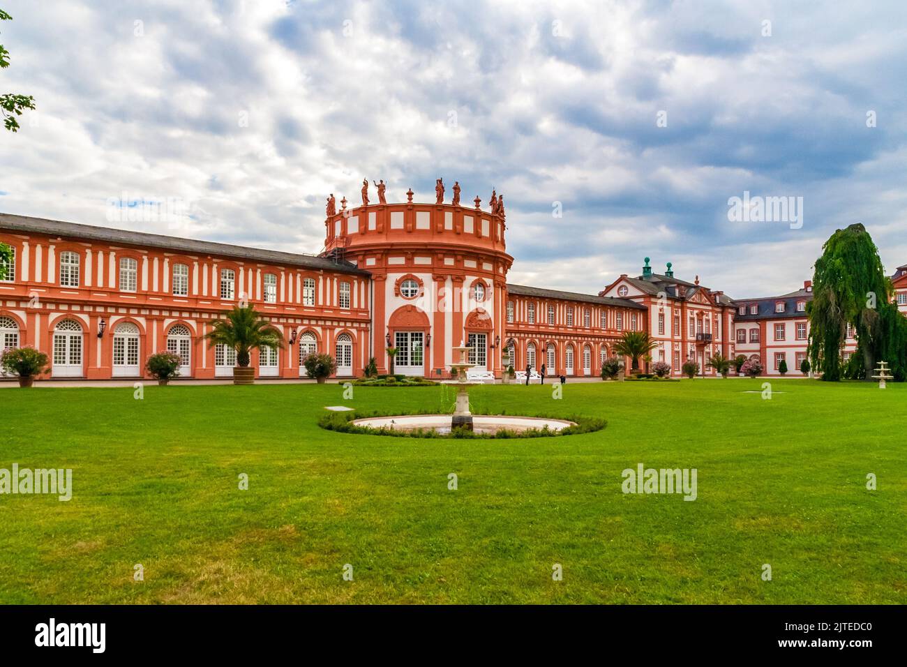 Picturesque view of the famous Biebrich Palace with the rotunda, the west wing, the eastern cascade fountain and the old weeping beech tree in the... Stock Photo