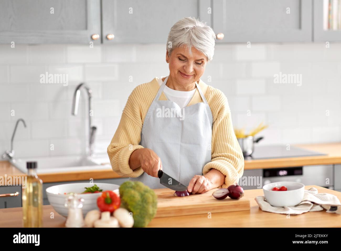 Woman eating raw onion hi-res stock photography and images - Alamy