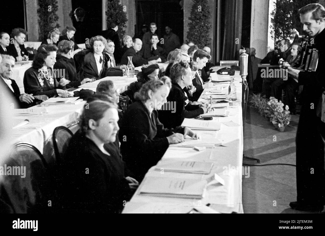 Das Präsidium bei der Gründung Demokratischer Frauenbund Deutschlands während des Gründungskongresses im Admiralspalast in Ost-Berlin, Deutschland 1947. Stock Photo