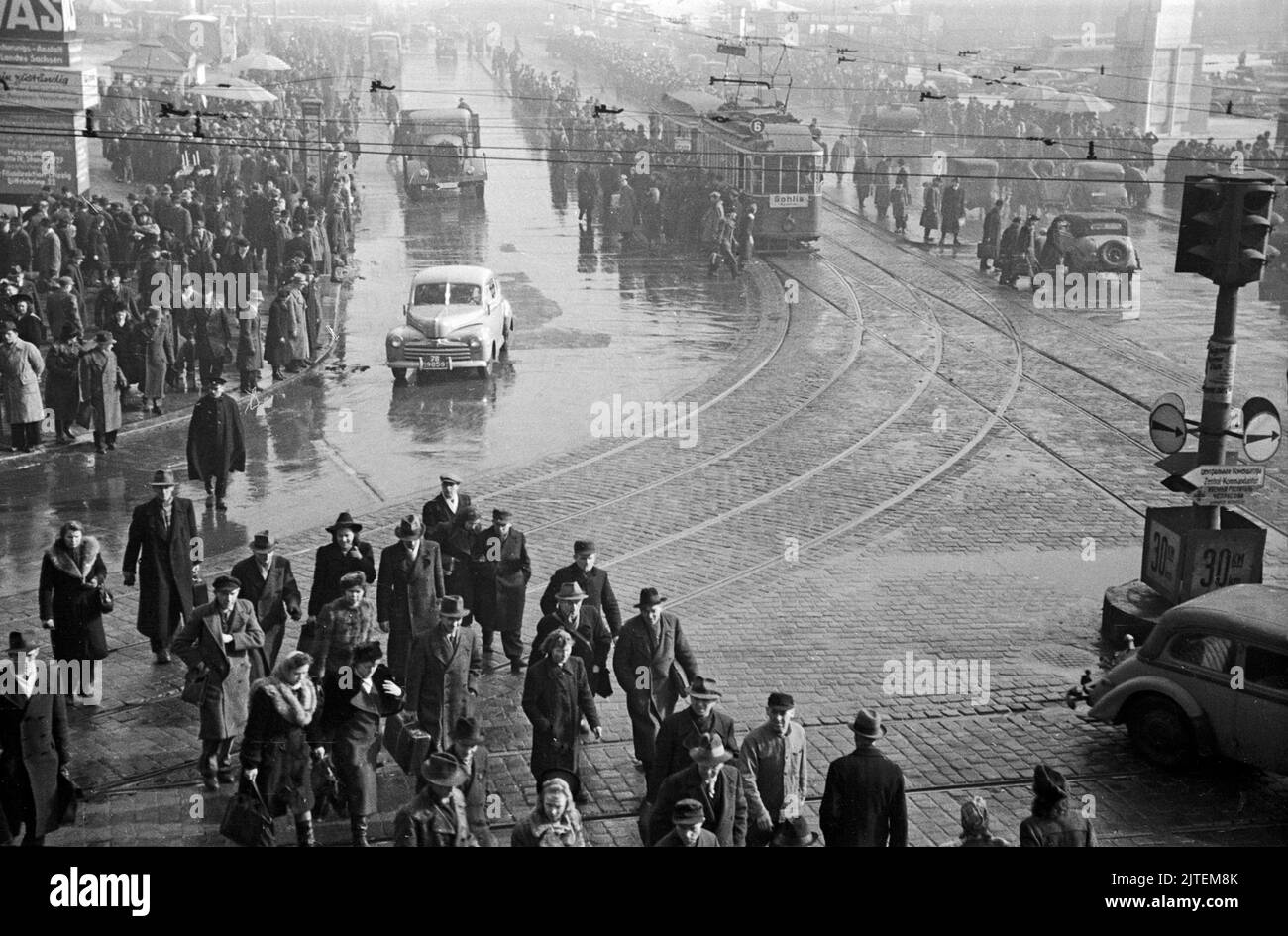 Menschenmenge auf dem Weg zur Frühjahrsmesse in Leipzig, Deutschland 1947. Stock Photo