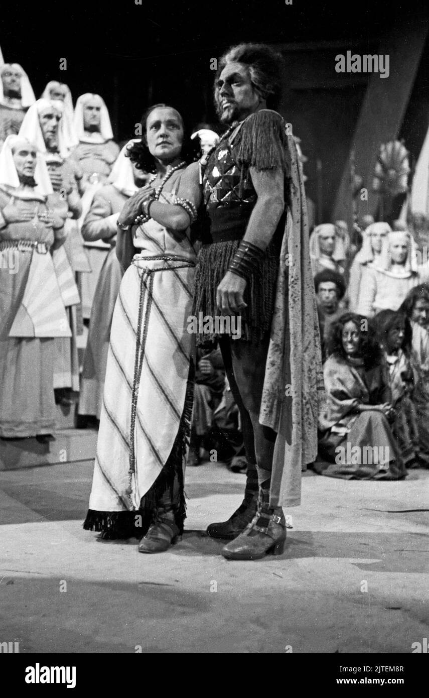Szenenfoto aus der Neuinszenierung der Oper 'Aida' von Giuseppe Verdi in der Städtischen Oper Berlin, Deutschland 1947. Stock Photo