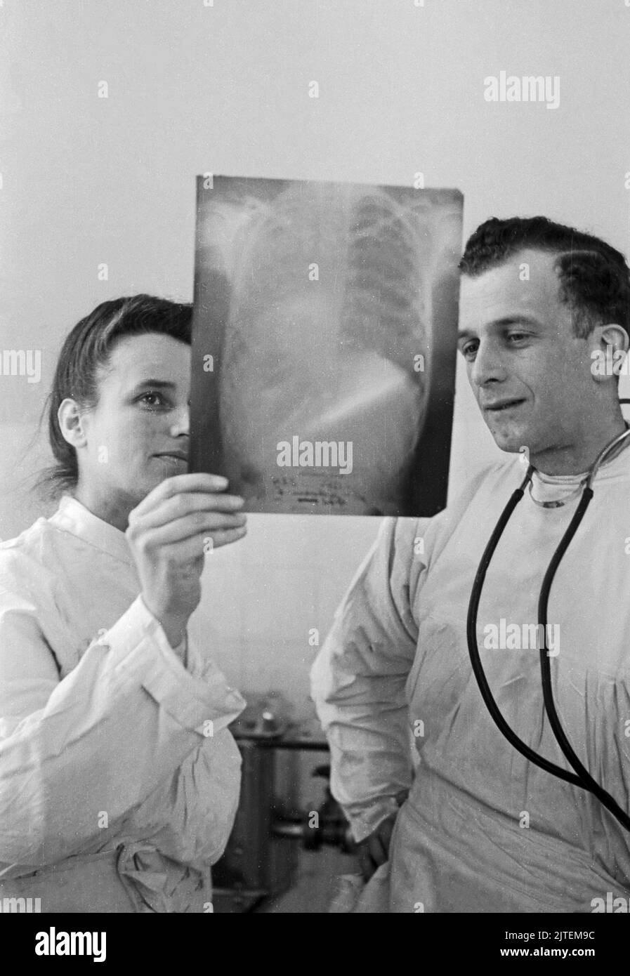 Kampf der Tuberkulose im TBC Kinderkrankenhaus in Neukölln, hier sehen sich zwei Ärzte ein Röntgenbild an, Berlin, Deutschland 1947. Stock Photo