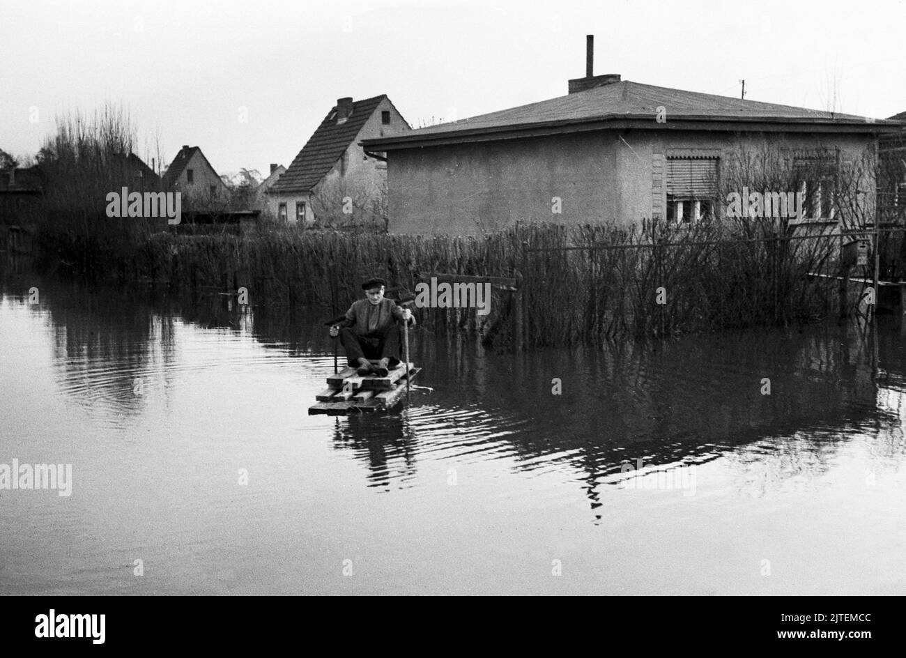 flusshochwasser-black-and-white-stock-photos-images-alamy