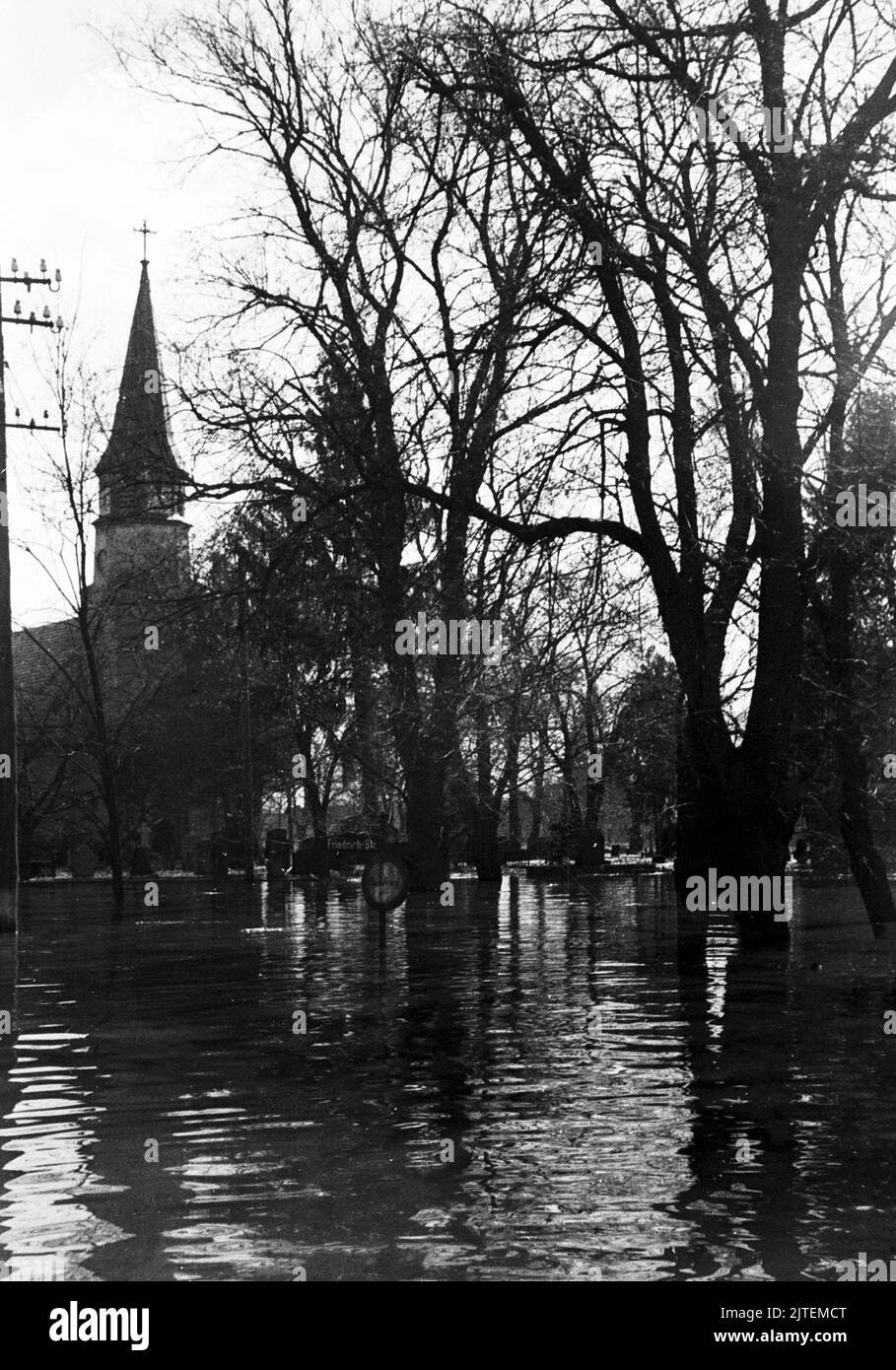Auch die Schinkelkirche ist bedroht vom Wasser während der Hochwasserkatastrophe im Dorf Neutrebbin, Deutschland 1947. Stock Photo