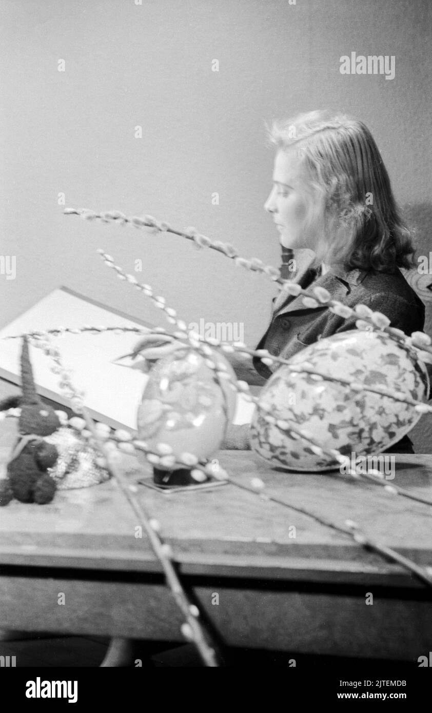 Ein Mädchen zeichnet ein Osterstillleben in der Mädchenschule, Berlin, Deutschland 1947. Stock Photo