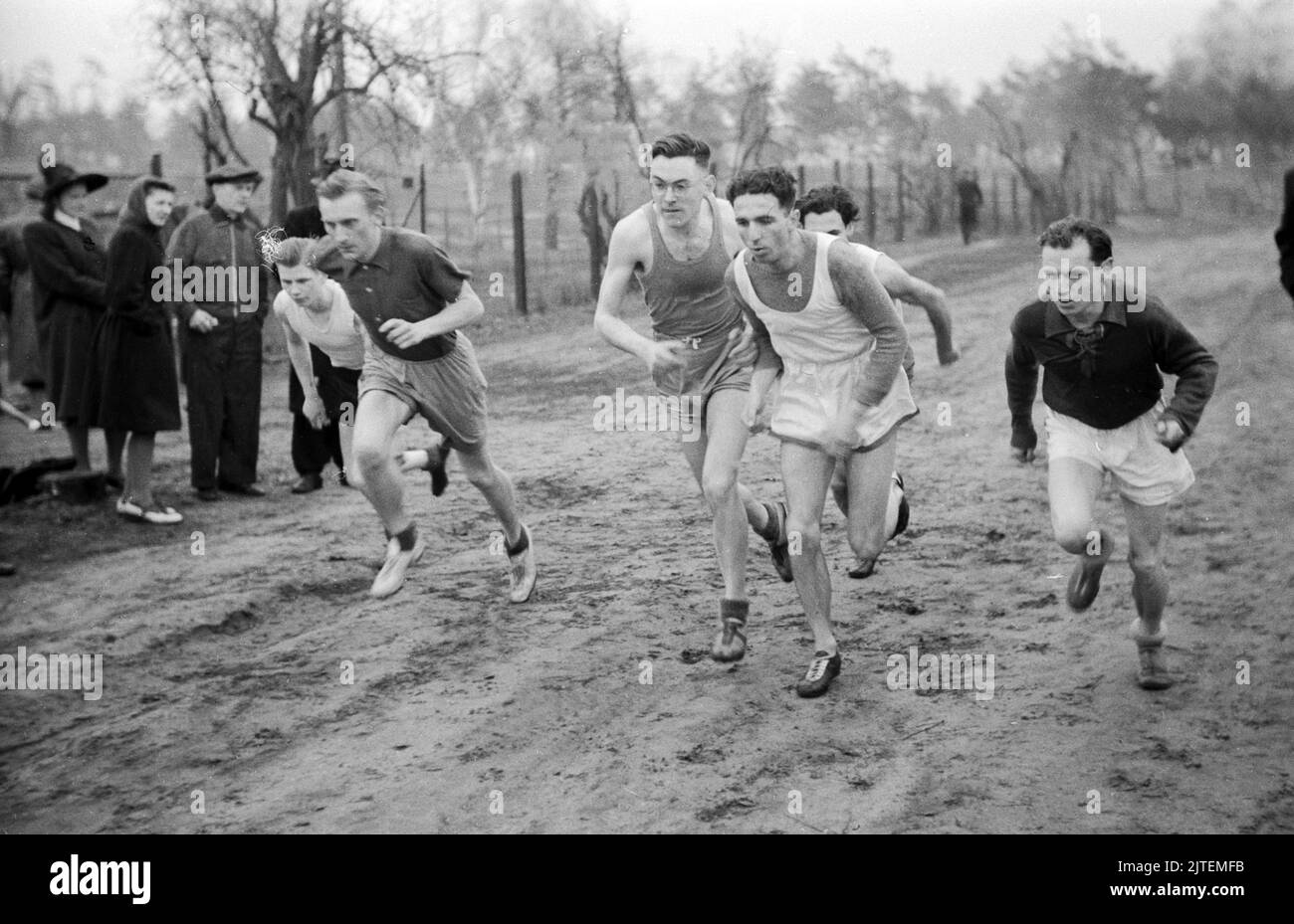 Läufer am Start beim Waldlauf der Berliner Studenten, Berlin, Deutschland 1947. Stock Photo