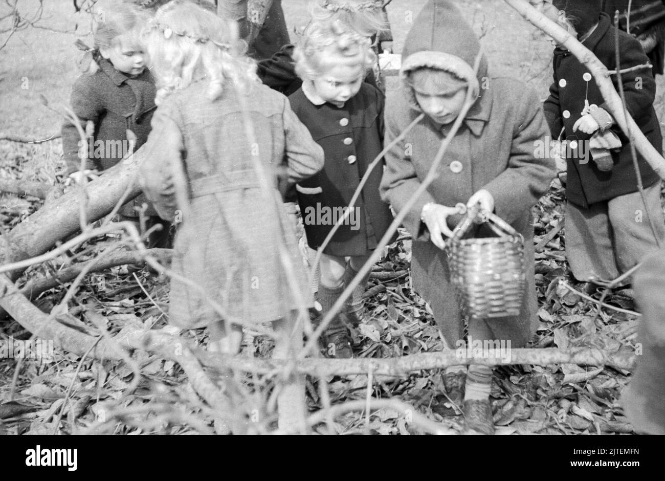 Kinder bei der Ostereier-Suche im Park am Bahnhof Lankwitz, die von einer Einhet der amerikanischen Polizei veranstaltet wurde, Berlin, Deutschland 1947. Stock Photo