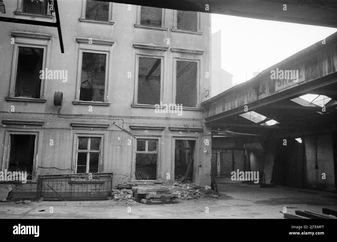 Begehung vom Trümmergrundstück der Firma Ensian in der Ludwigstrasse 95 in Charlottenburg, Berlin, Deutschland 1947. Stock Photo