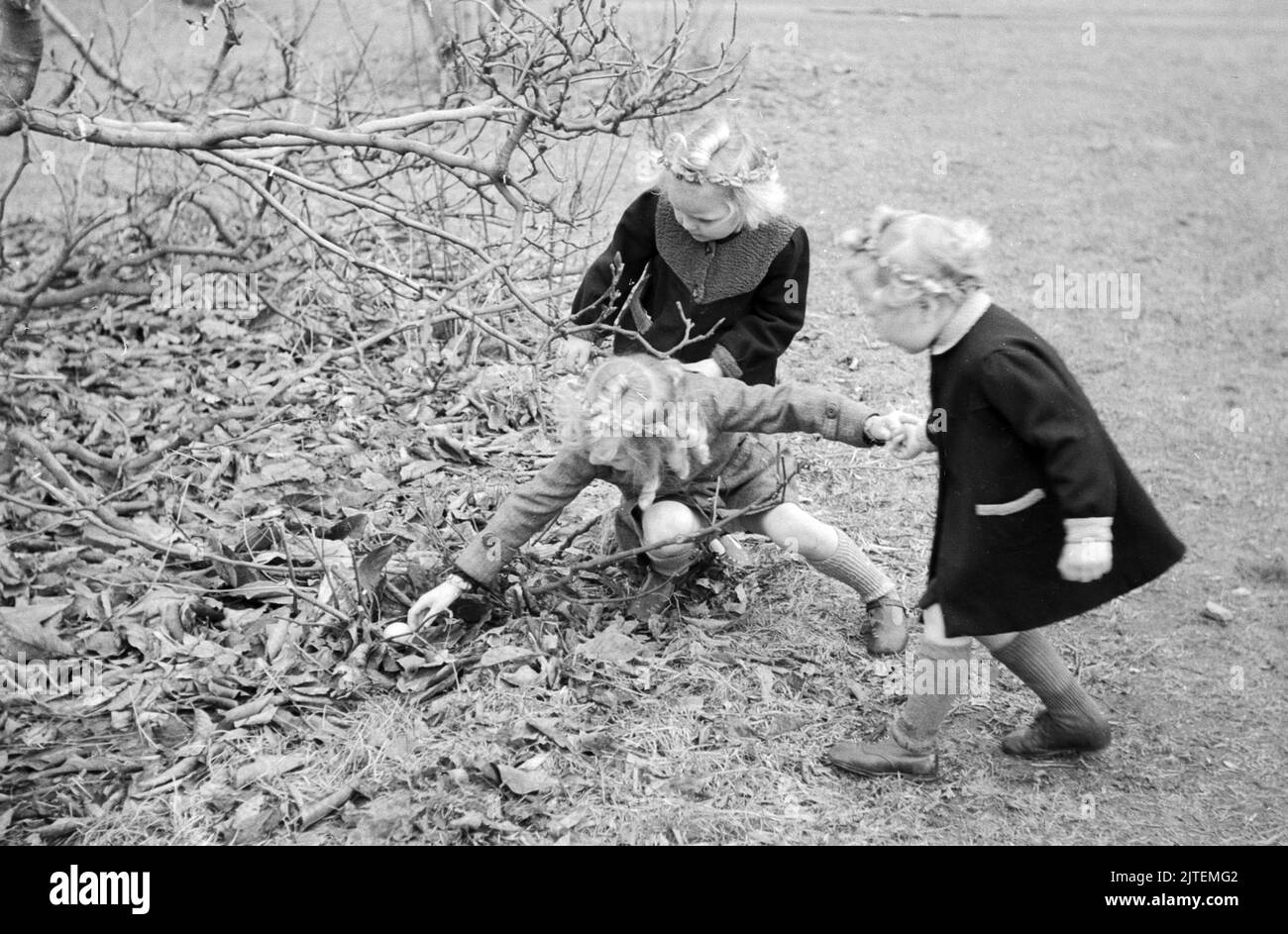 Kinder bei der Ostereier-Suche im Park am Bahnhof Lankwitz, die von einer Einhet der amerikanischen Polizei veranstaltet wurde, Berlin, Deutschland 1947. Stock Photo