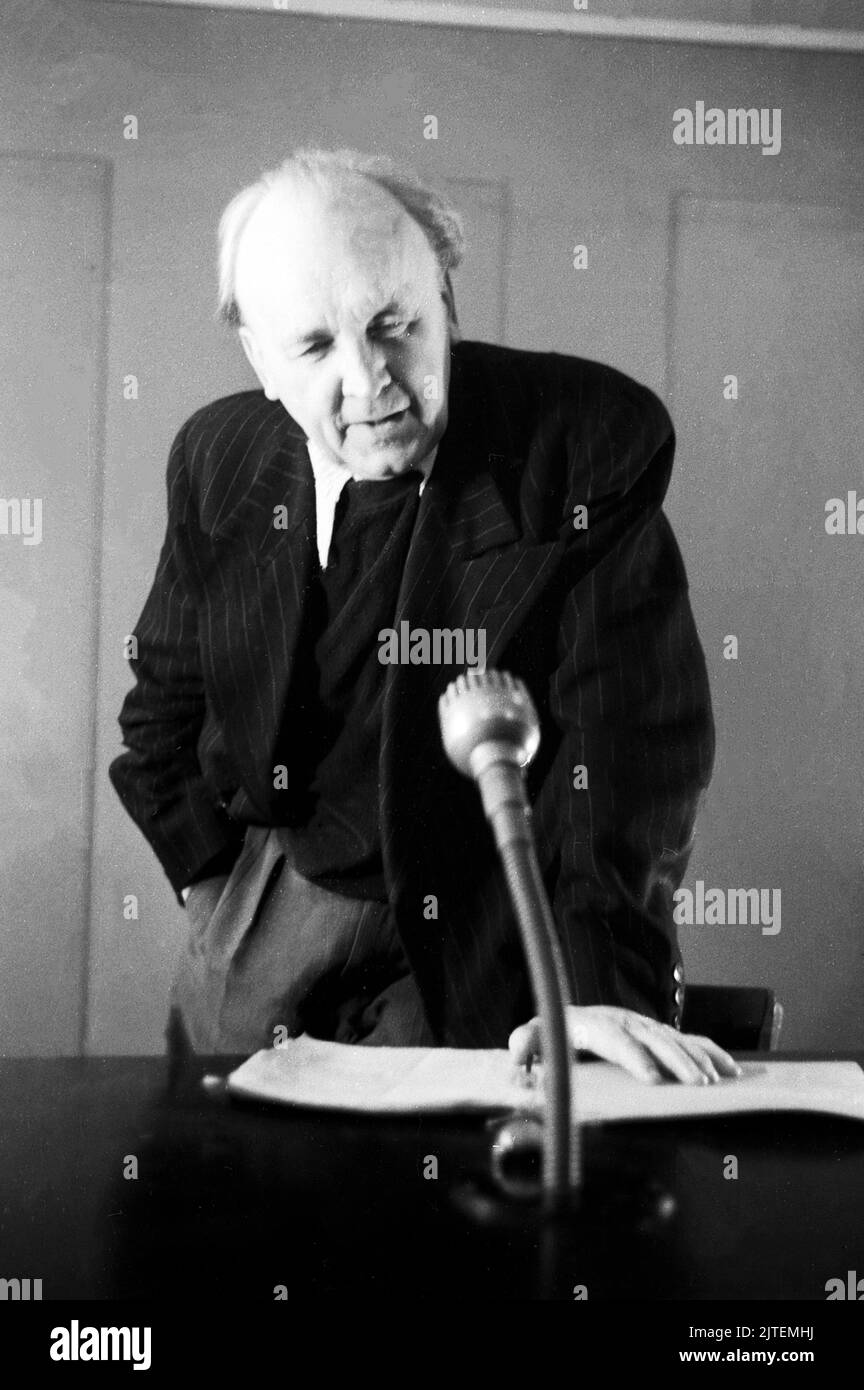 Alfred Braun, Pionier des deutschen Rundfunks, als Sprecher im Berliner