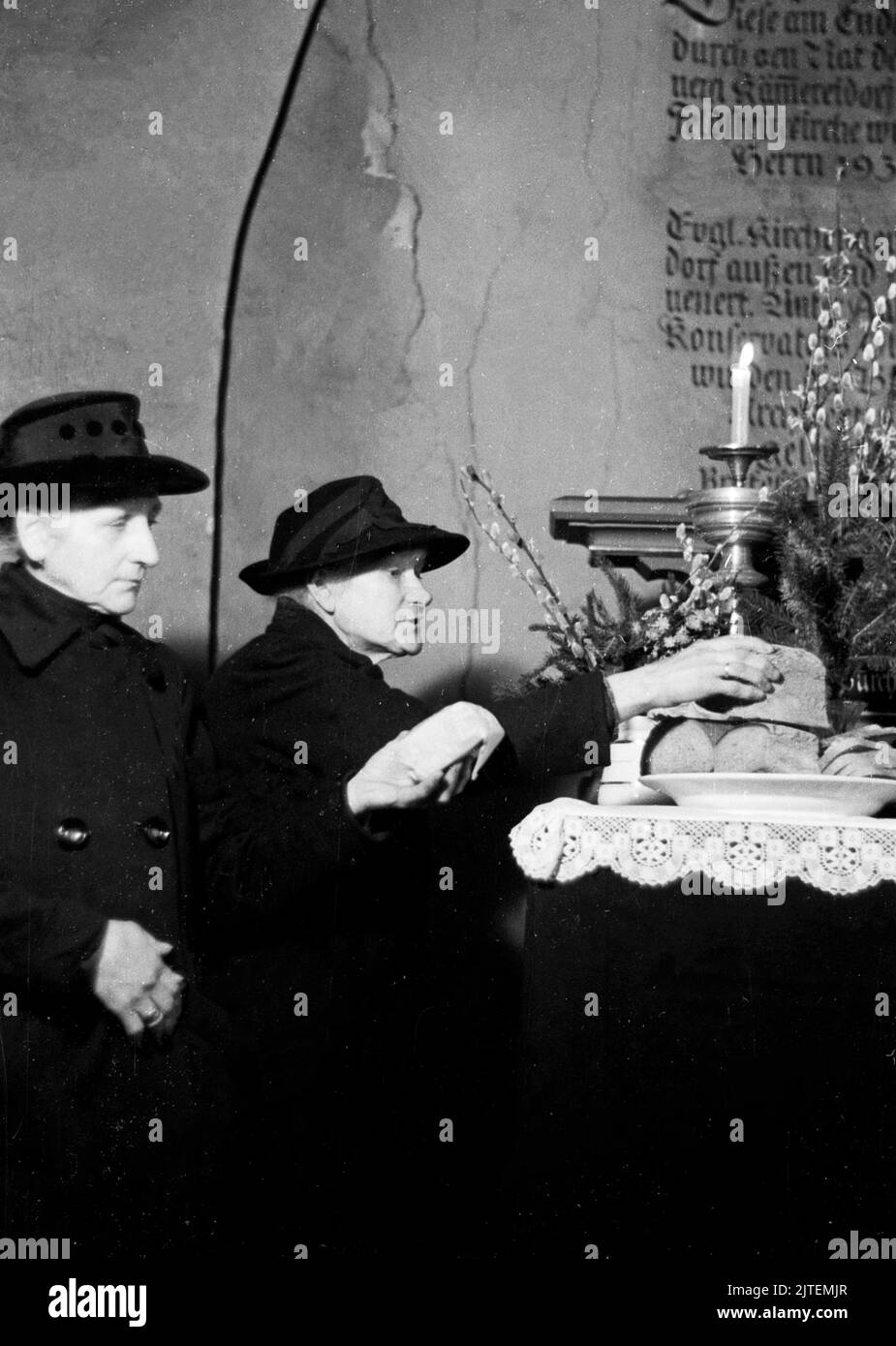 Gläubige bei einer Brotsammlung in der alten Dorfkirche in Reinickendorf, Berlin, Deutschland 1947. Stock Photo