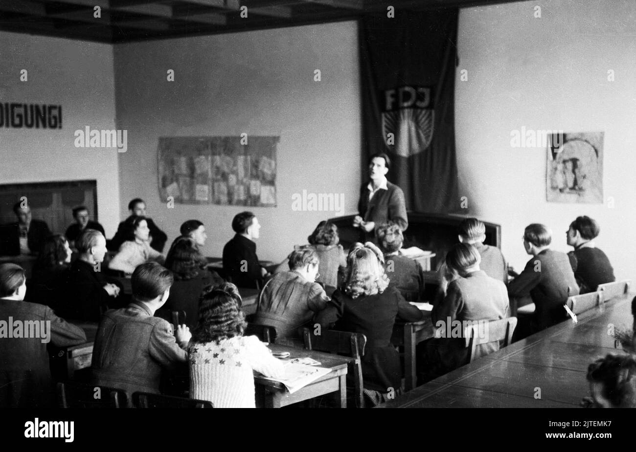 Der Landsitz und die Villa vom früheren Propagandaminister Joseph Goebbels, das Gelände Bogensee bei Wandlitz, wird nun als Hochschule der FDJ genutzt, hier FDJ-Mitglieder bei einer Kaderschulung, Nähe Berlin, Deutschland 1947. Stock Photo