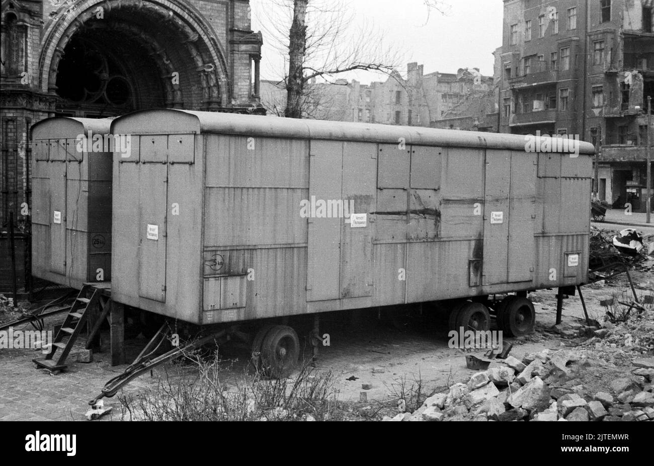 Eine Stromversorgung durch Siemens wird unter anderem in diesen beiden Bauwagen koordiniert und bereitgestellt, Berlin, Deutschland 1947. Stock Photo