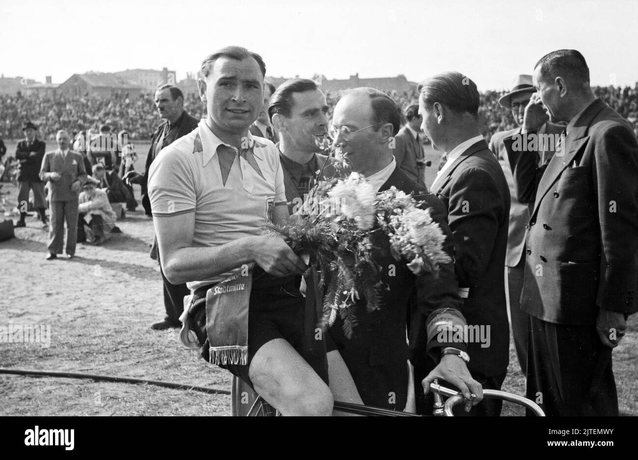 Nach dem Radrennen der Berufsfahrer im Stadion in Berlin, Deutschland 1947. Stock Photo