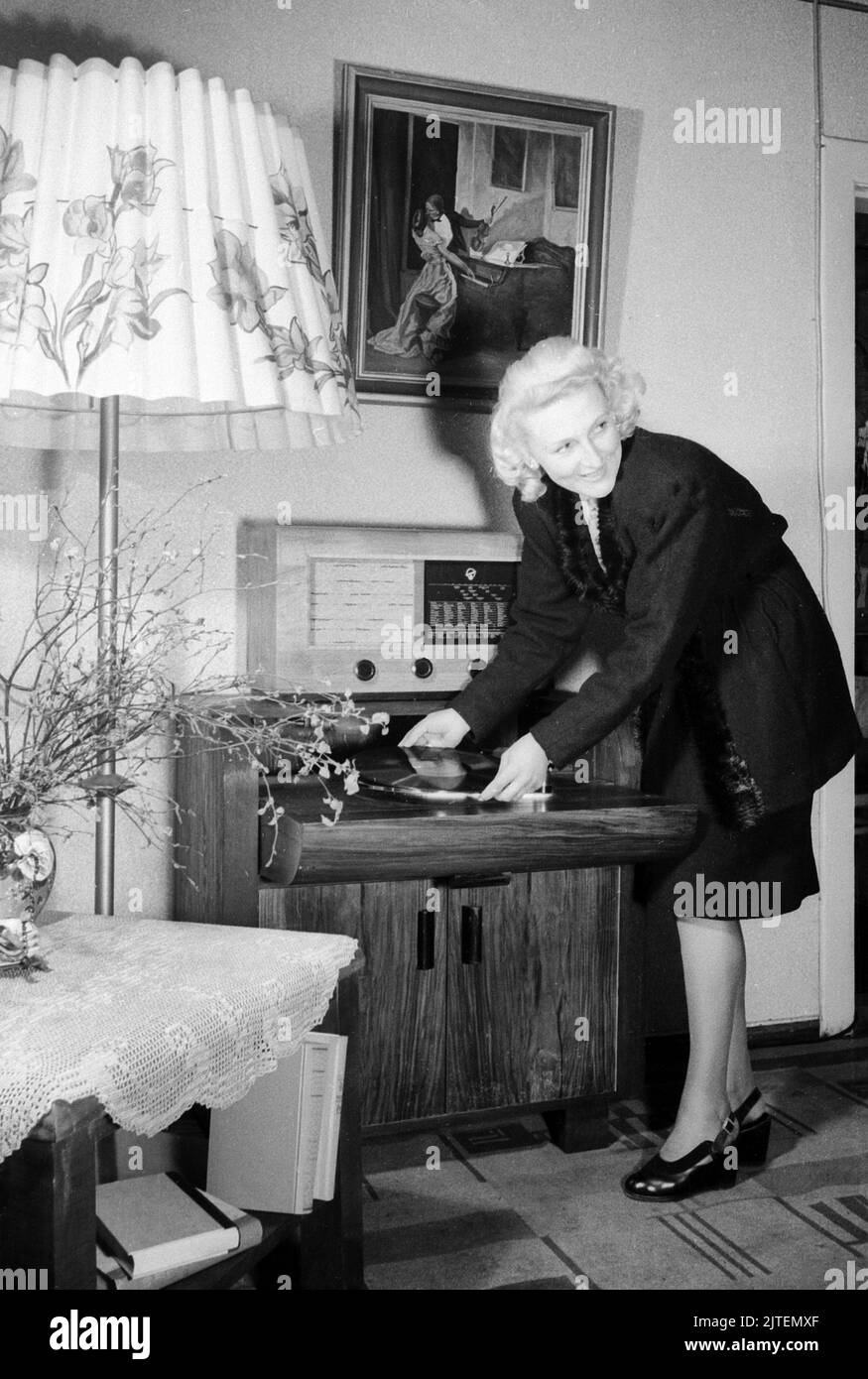 Feines Wohnen im Berlin der Nachkriegszeit, Deutschland 1947 Stock ...