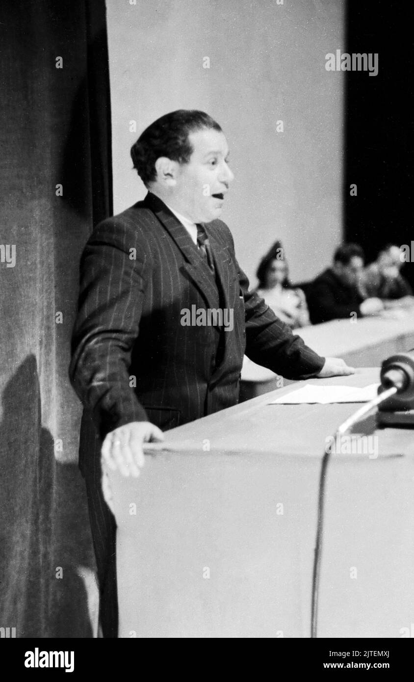 Helmut Bock bei einer Rede auf der Auschwitz Kundgebung in der Staatsoper Berlin, Deutschland 1947. Stock Photo